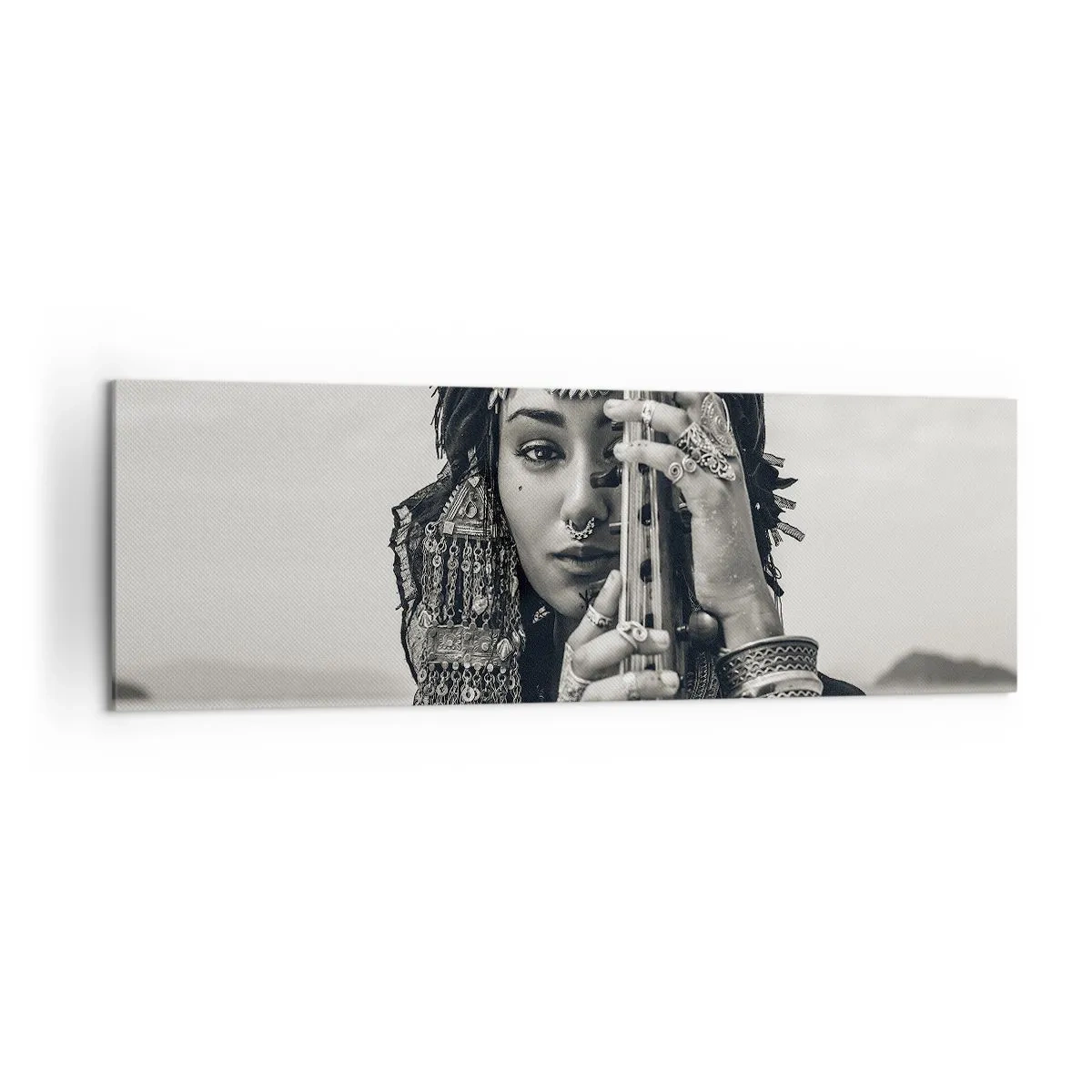 Bild auf Leinwand - Leinwandbild - Porträt einer Frau mit ethnischem Schmuck, die ein Instrument in der Hand hält - 160x50cm - Die Musik des Orients selbst - Moderne Wanddekoration für Wohnzimmer und Schlafzimmer ARTTOR