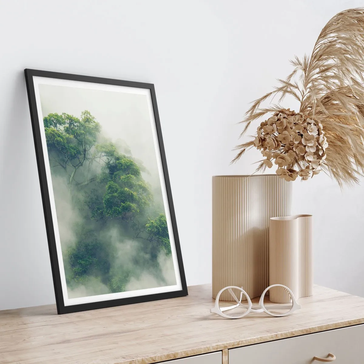 Poster in einem schwarzem Rahmen - Grüne Baumkronen, verborgen in dichtem, geheimnisvollem Nebel - 50x70cm - In Nebel gehüllt - Moderne Wanddekoration für Wohnzimmer und Schlafzimmer ARTTOR