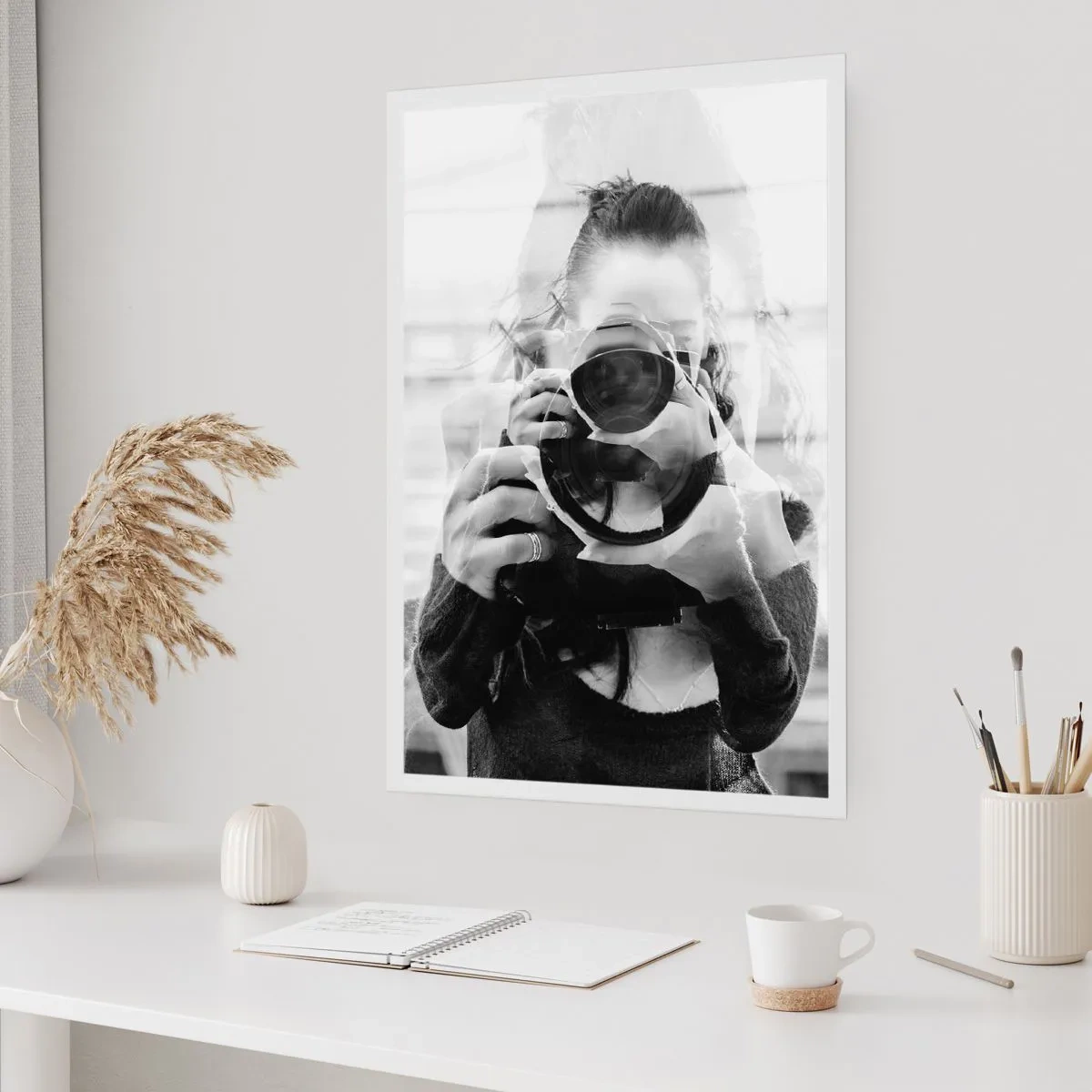 Poster - Doppelbelichtung von Fotograf und Kamera in Schwarzweiß - 50x70cm - Schöpfer und Material - Moderne Wanddekoration für Wohnzimmer und Schlafzimmer ARTTOR