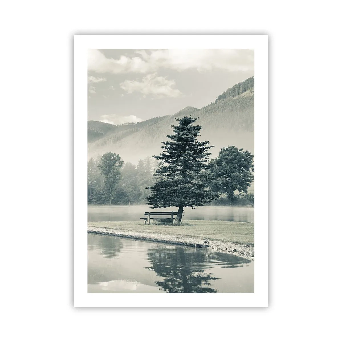Poster - Eine Bank unter einem Baum an einem See mit Bergkulisse - 50x70cm - Der See schläft noch - Moderne Wanddekoration für Wohnzimmer und Schlafzimmer ARTTOR