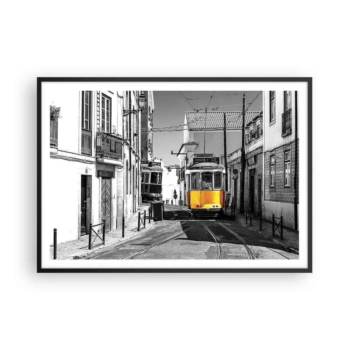 Poster in einem schwarzem Rahmen - Eine gelbe Straßenbahn auf den Straßen von Lissabon in einer monochromen Umgebung - 100x70cm - Der Geist von Lissabon - Moderne Wanddekoration für Wohnzimmer und Schlafzimmer ARTTOR
