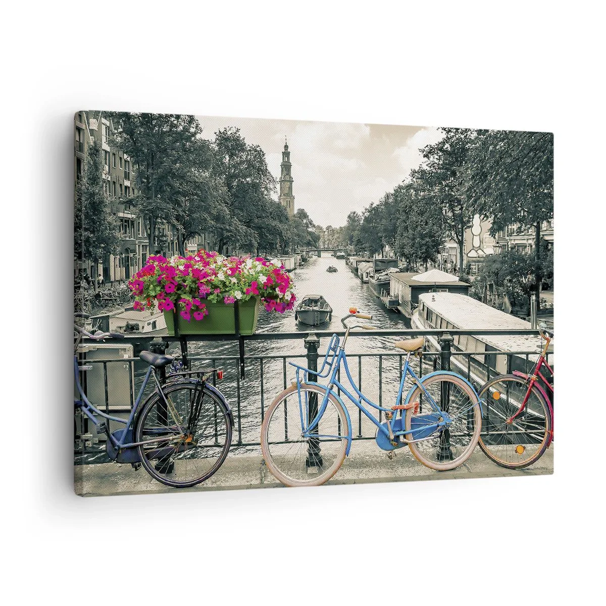 Bild auf Leinwand - Leinwandbild - Eine Brücke mit Fahrrädern und Blumen über einem Kanal in Amsterdam - 70x50cm - Die Farben der Amsterdamer Straße - Moderne Wanddekoration für Wohnzimmer und Schlafzimmer ARTTOR