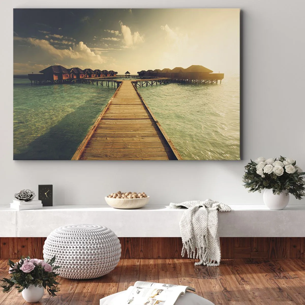 Bild auf Leinwand - Leinwandbild - Ein Holzsteg führt zu den Häusern am Wasser, beleuchtet von den Sonnenstrahlen. - 120x80cm - Eine herzliche Einladung - Moderne Wanddekoration für Wohnzimmer und Schlafzimmer ARTTOR