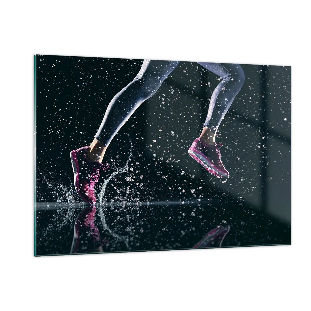 Glasbild - Bild auf glas - Laufen durchs Wasser in Sportschuhen vor dunklem Hintergrund - 120x80cm - Wie viel Kraft in den Beinen - Moderne Wanddekoration für Wohnzimmer und Schlafzimmer ARTTOR
