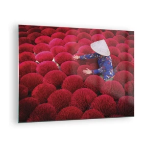 Glasbild - Bild auf glas - Ein Arbeiter zwischen roten Räucherstäbchen vor einem gemusterten Hintergrund - 70x50cm - Im Reisfeld - Moderne Wanddekoration für Wohnzimmer und Schlafzimmer ARTTOR