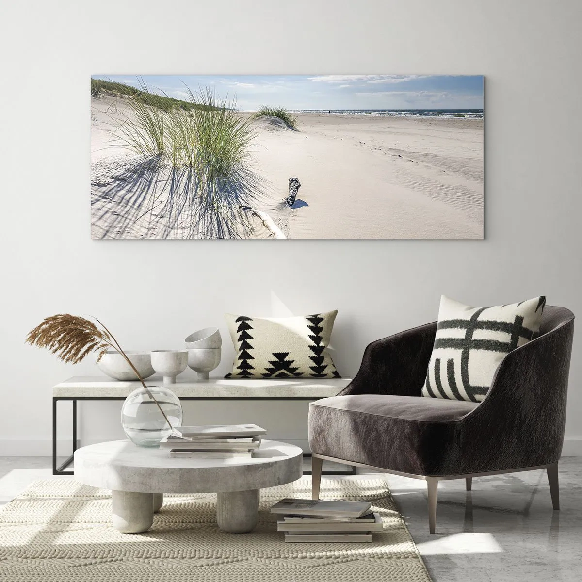 Glasbild - Bild auf glas - Ein Ostseestrand mit Sand, Gras und einem ruhigen blauen Himmel - 160x50cm - Der schönste Strand? Ostsee-Strand - Moderne Wanddekoration für Wohnzimmer und Schlafzimmer ARTTOR