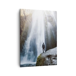 Bild auf Leinwand - Leinwandbild - Eine Figur vor der Kulisse eines majestätischen Wasserfalls in einer felsigen Schlucht - 50x70cm - Wiederherstellung der Proportionen - Moderne Wanddekoration für Wohnzimmer und Schlafzimmer ARTTOR