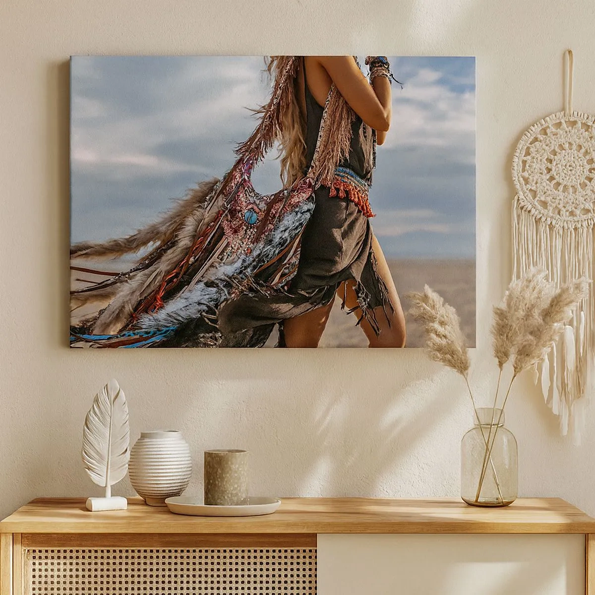 Bild auf Leinwand - Leinwandbild - Eine Frau im Boho-Stil mit Feder- und Schmuckdetails - 70x50cm - Das Mädchen des Schamanen - Moderne Wanddekoration für Wohnzimmer und Schlafzimmer ARTTOR