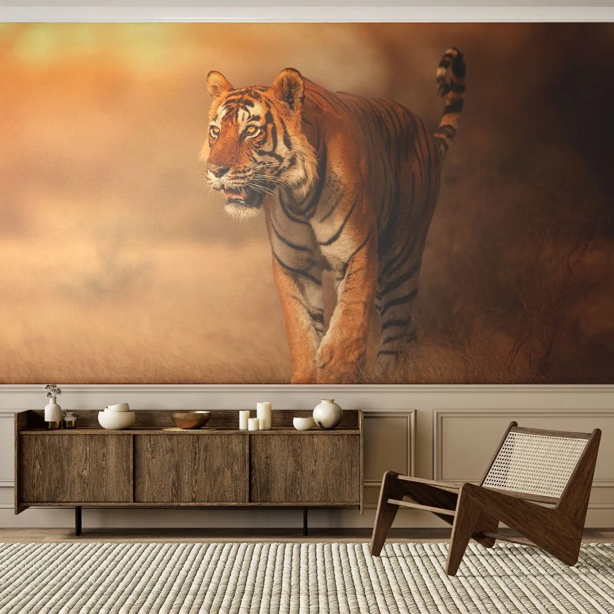 Fototapete Premium Sand - Tiger im goldenen Licht der Savanne - 100x70cm - Vor dem Angriff - Moderne Wanddekoration für Wohnzimmer und Schlafzimmer ARTTOR
