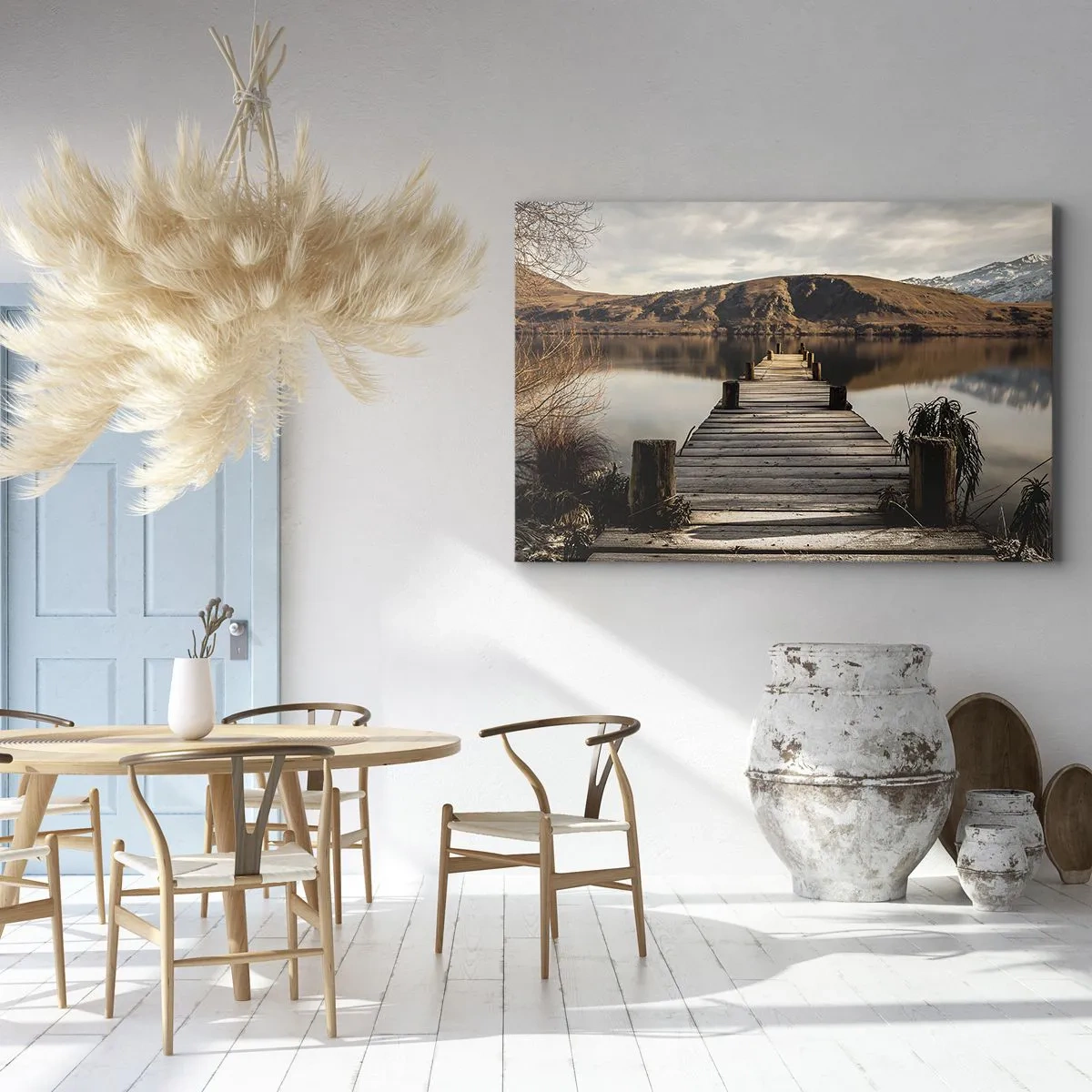 Bild auf Leinwand - Leinwandbild - Ein Holzsteg über einem See, umgeben von malerischen Hügeln - 120x80cm - Landschaft in Stille - Moderne Wanddekoration für Wohnzimmer und Schlafzimmer ARTTOR