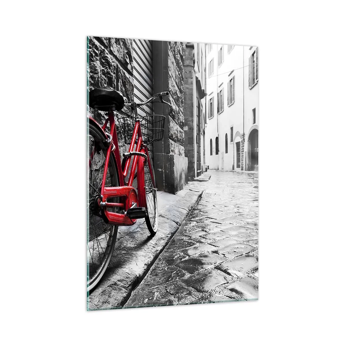 Glasbild - Bild auf glas - Ein rotes Fahrrad auf einer Kopfsteinpflasterstraße mit monochromem Hintergrund. - 50x70cm - Wahre Schönheit wird nicht alt - Moderne Wanddekoration für Wohnzimmer und Schlafzimmer ARTTOR