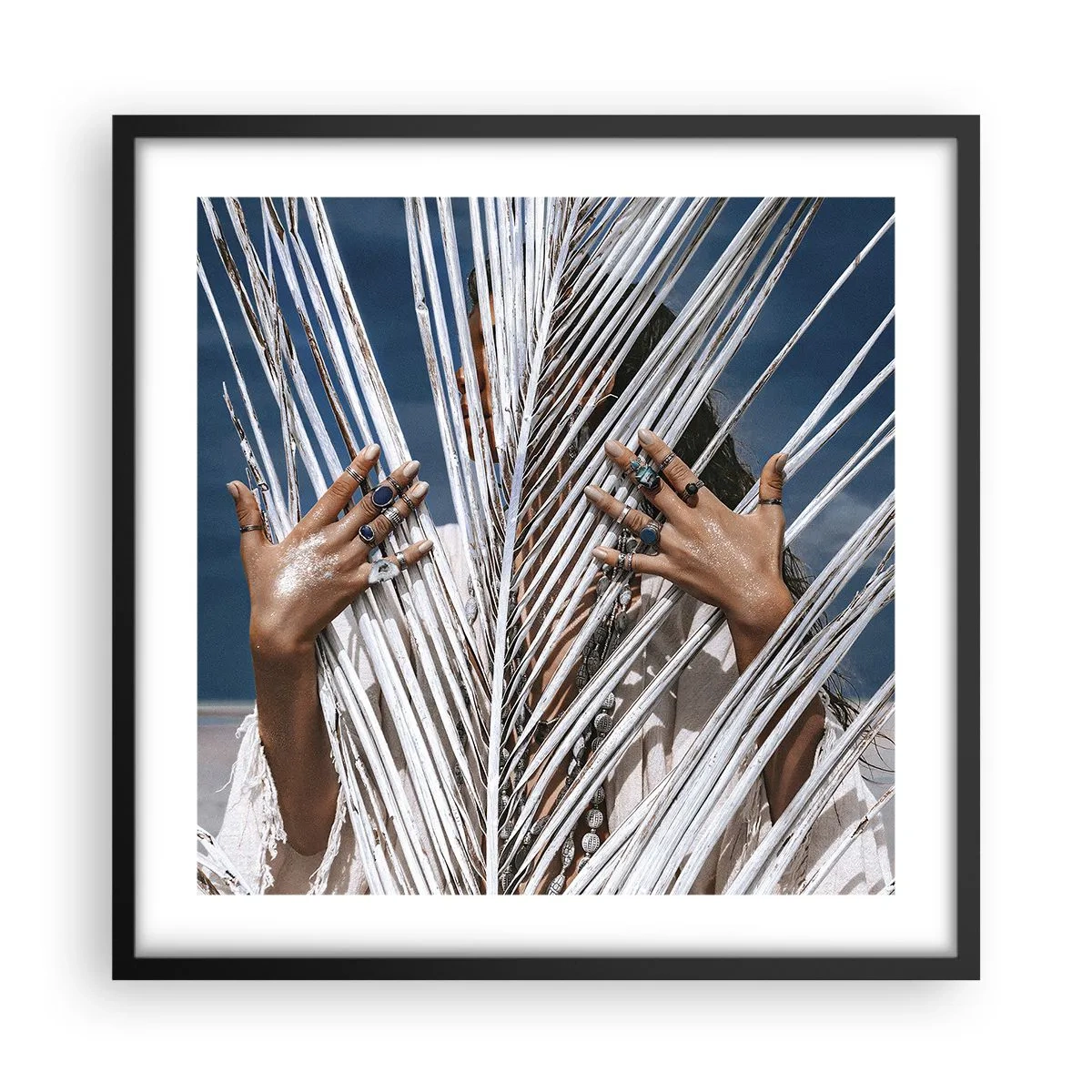 Poster in einem schwarzem Rahmen - Das Mädchen des Schamanen? - 50x50 cm