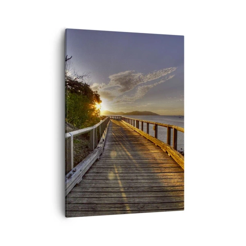 Bild auf Leinwand - Leinwandbild - Ein Holzsteg führt dem Sonnenuntergang über dem Wasser entgegen - 50x70cm - Gehen, weiter der Sonne entgegengehen - Moderne Wanddekoration für Wohnzimmer und Schlafzimmer ARTTOR