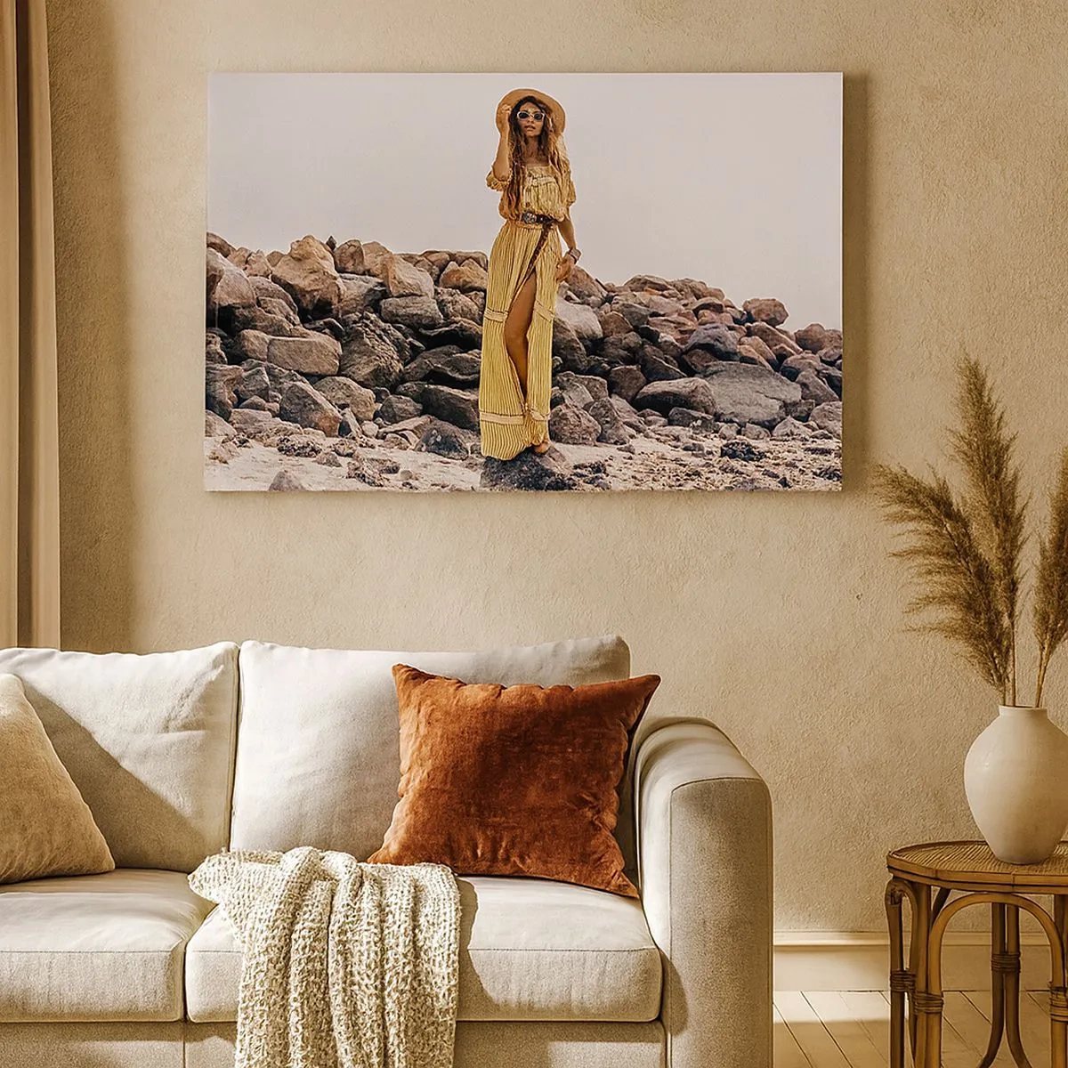 Bild auf Leinwand - Leinwandbild - Eine Frau im Boho-Stil vor einem felsigen Strandhintergrund - 70x50cm - Die Magie der Steine - Moderne Wanddekoration für Wohnzimmer und Schlafzimmer ARTTOR