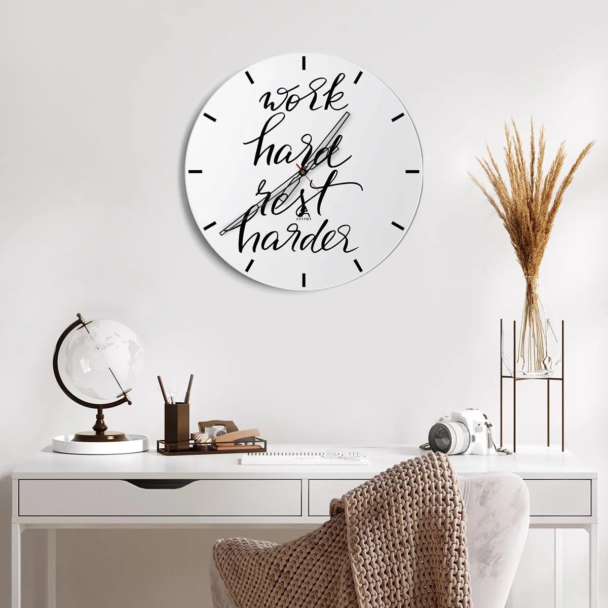 Wanduhr - Glasuhr - Schwarz-weiße Inschrift „Work Hard Rest Harder“ auf weißem Hintergrund - 30x30cm - Lebensbalance - Moderne Wanddekoration für Wohnzimmer, Küche und Schlafzimmer ARTTOR