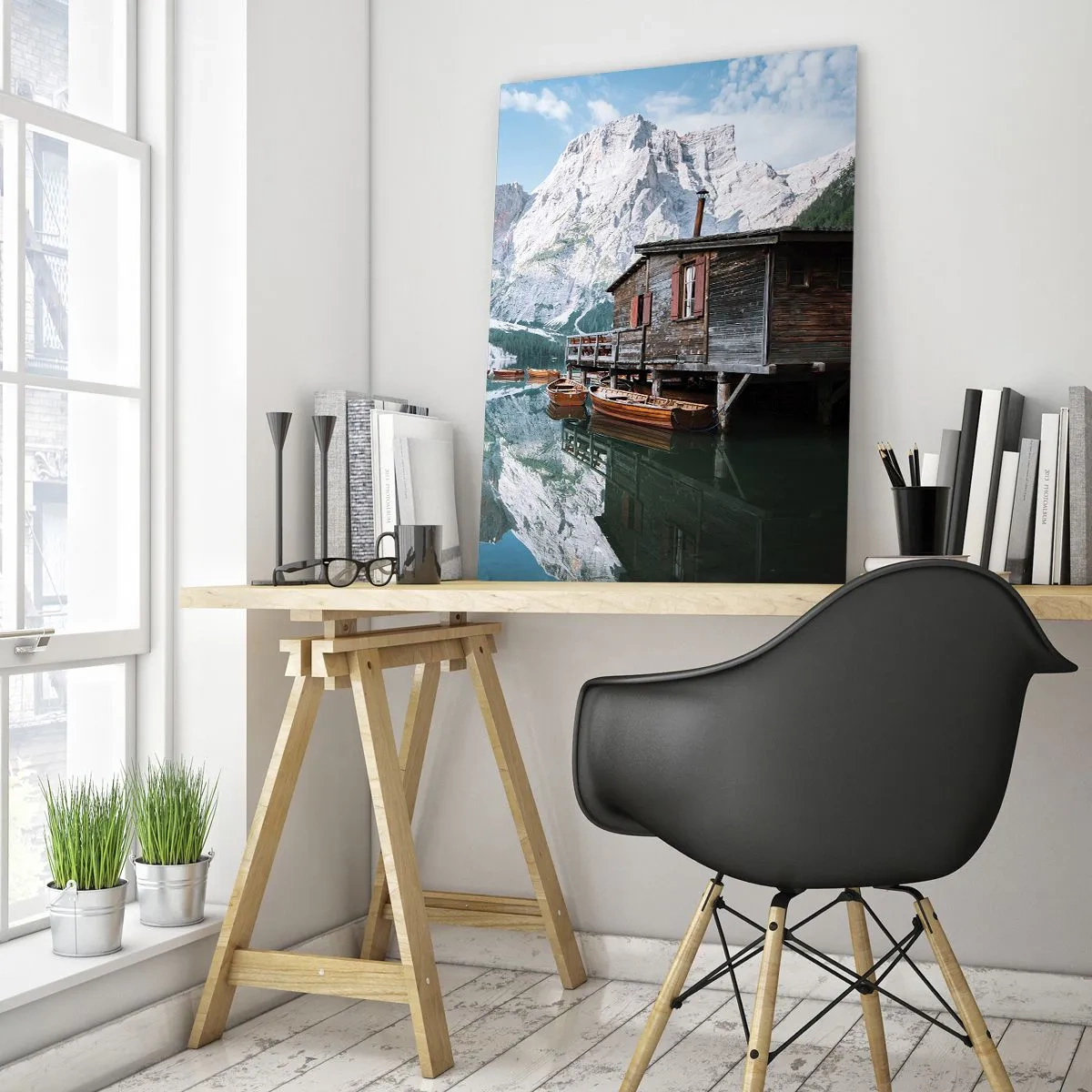 Glasbild - Bild auf glas - Holzhaus und Boote auf einem ruhigen See in den Bergen - 50x70cm - Kristallklarer Bergmorgen - Moderne Wanddekoration für Wohnzimmer und Schlafzimmer ARTTOR