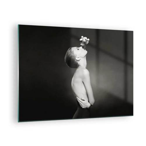 Glasbild - Bild auf glas - Eine Frau mit einer Blume im Mund in einem Schwarz-Weiß-Porträt - 70x50cm - Exzentrische Eleganz - Moderne Wanddekoration für Wohnzimmer und Schlafzimmer ARTTOR