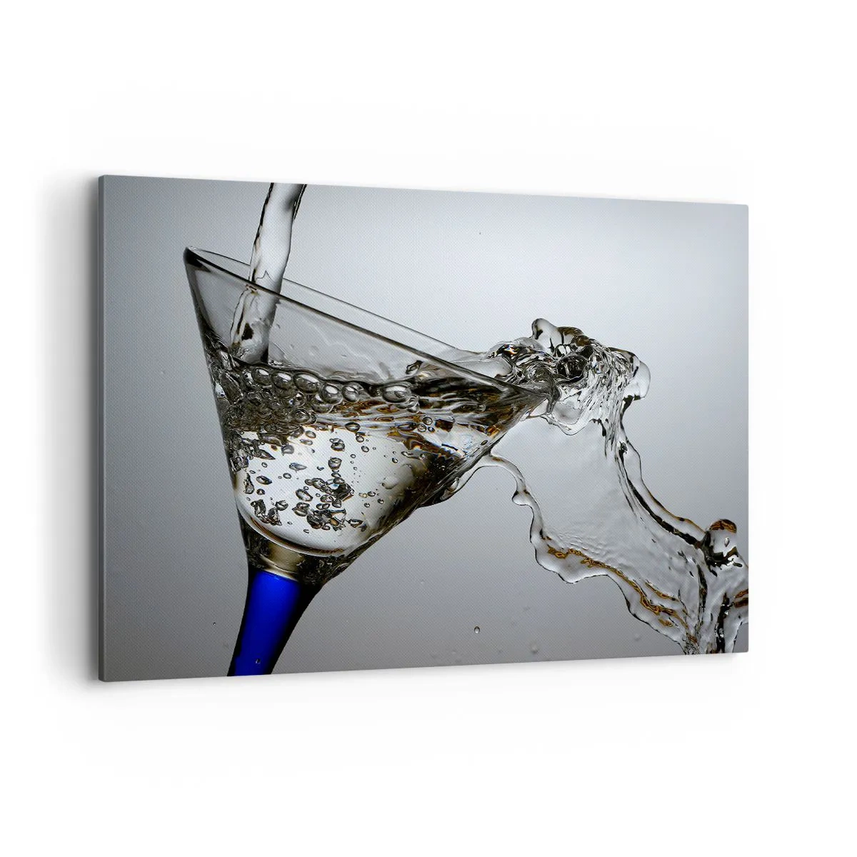 Bild auf Leinwand - Leinwandbild - Ein Glas Wasser in Bewegung auf hellem Hintergrund - 100x70cm - Kristallwasser in Kristallglas - Moderne Wanddekoration für Wohnzimmer und Schlafzimmer ARTTOR