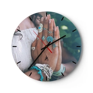 Wanduhr - Glasuhr - Hände mit Boho-Schmuck vor natürlichem Hintergrund - 30x30cm - Willkommen im Zentrum des Seins - Moderne Wanddekoration für Wohnzimmer, Küche und Schlafzimmer ARTTOR