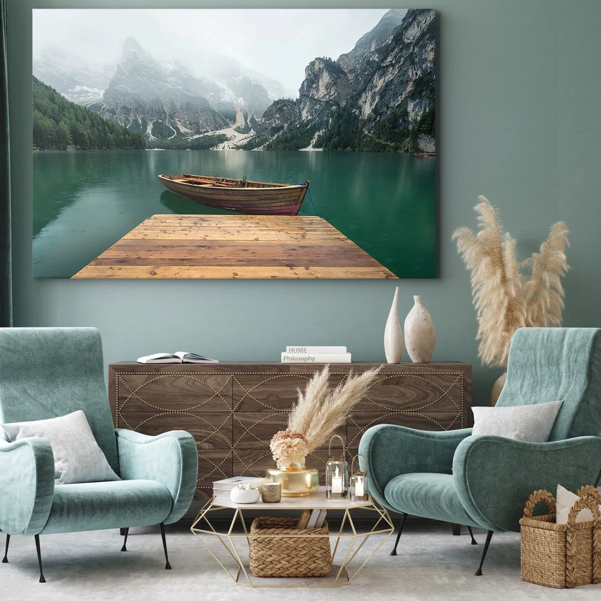 Bild auf Leinwand - Leinwandbild - Ein Holzboot an einem Pier auf einem von Bergen umgebenen See - 100x70cm - Und die stolzen Felsen der Stirn - Moderne Wanddekoration für Wohnzimmer und Schlafzimmer ARTTOR