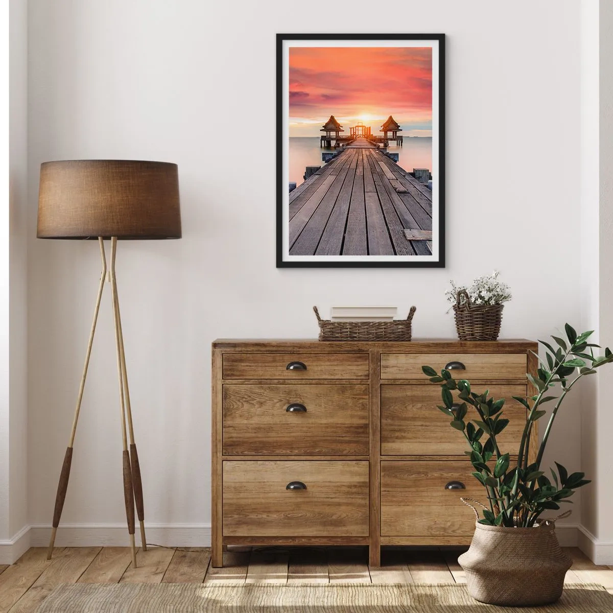 Poster in einem schwarzem Rahmen - Ein Holzsteg mit der untergehenden Sonne über dem Wasser im Hintergrund - 50x70cm - Westen im Osten - Moderne Wanddekoration für Wohnzimmer und Schlafzimmer ARTTOR