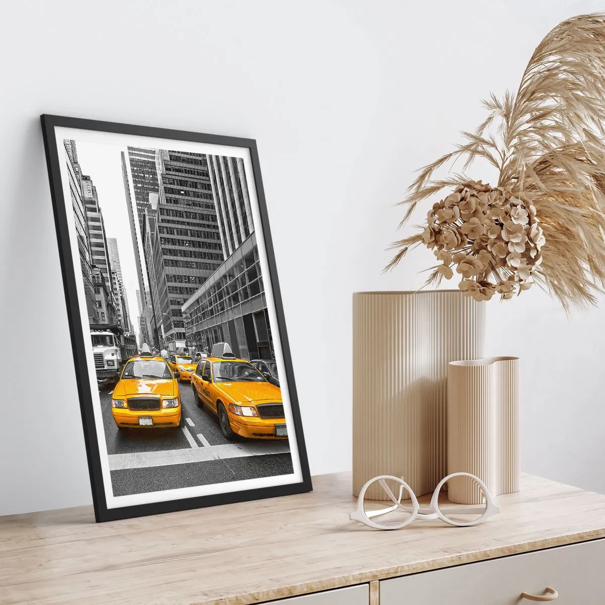 Poster in einem schwarzem Rahmen - Gelbe Taxis auf den Straßen von New York - 50x70cm - Wir färben die Stadt - Moderne Wanddekoration für Wohnzimmer und Schlafzimmer ARTTOR