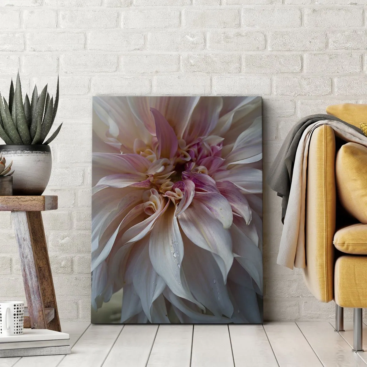 Bild auf Leinwand - Leinwandbild - Nahaufnahme von zarten rosa Blütenblättern mit Wassertropfen - 50x70cm - Blühende Frische - Moderne Wanddekoration für Wohnzimmer und Schlafzimmer ARTTOR