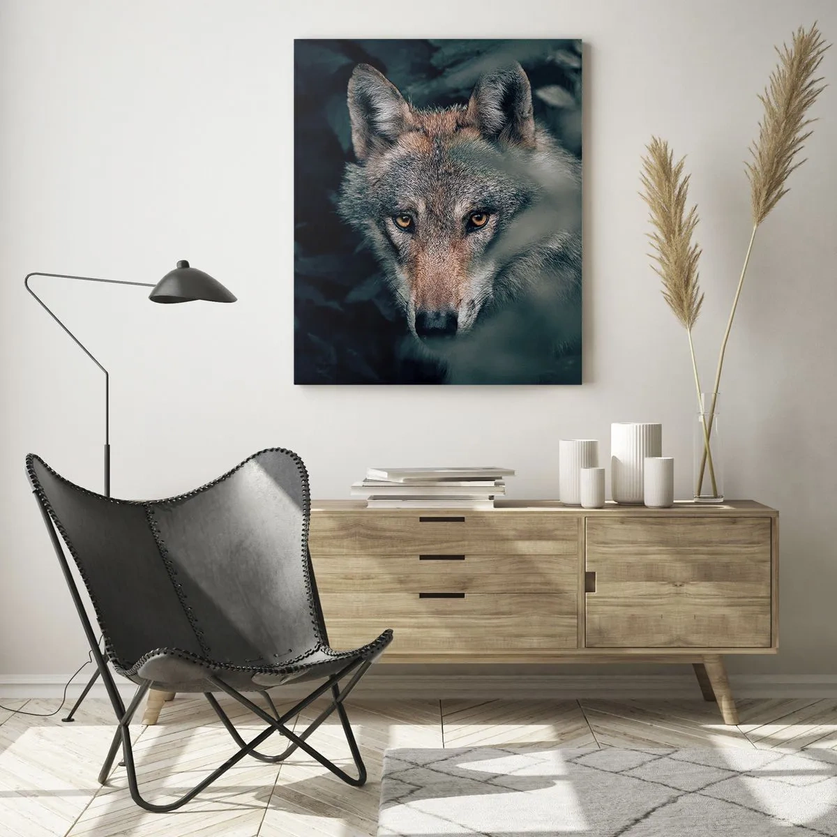 Glasbild - Bild auf glas - Ein Wolf in seiner natürlichen Umgebung, der aus den Tiefen des Waldes hervorschaut. - 70x100cm - Jäger - Moderne Wanddekoration für Wohnzimmer und Schlafzimmer ARTTOR