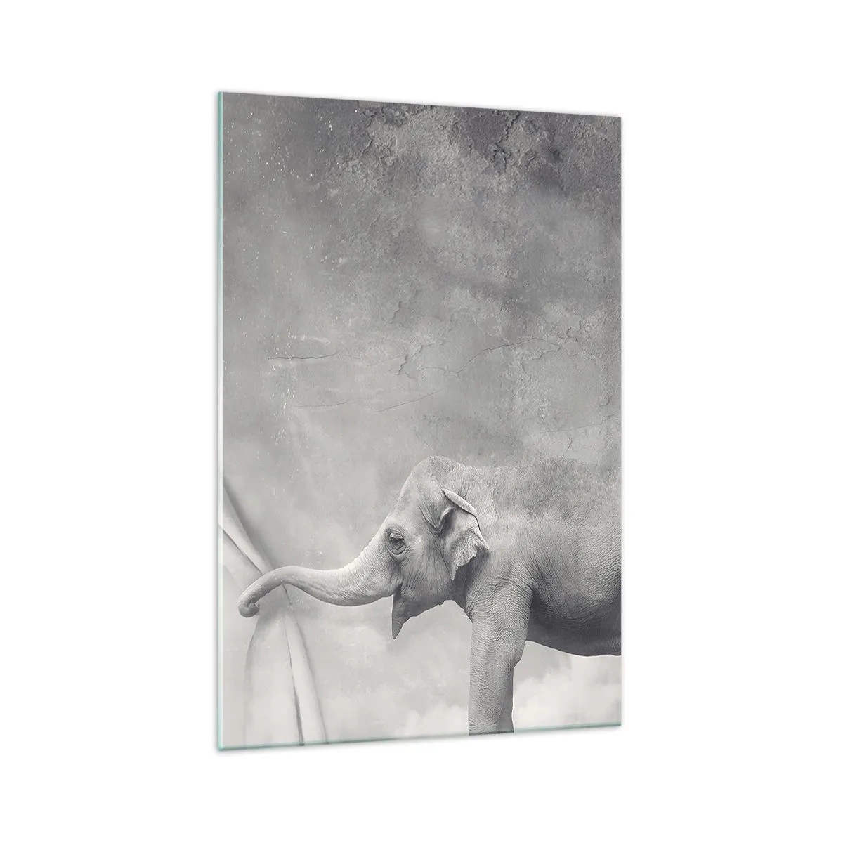 Glasbild - Bild auf glas - Ein Elefant, der in einer surrealen Schwarzweißaufnahme den Vorhang zurückzieht - 70x100cm - Enthülle das Geheimnis - Moderne Wanddekoration für Wohnzimmer und Schlafzimmer ARTTOR