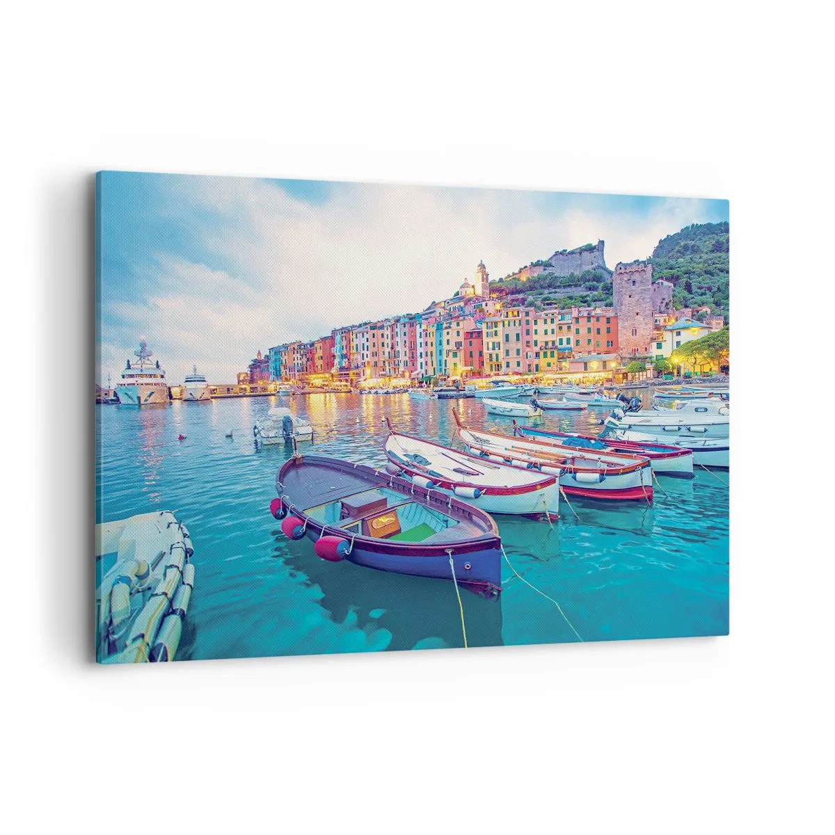 Bild auf Leinwand - Leinwandbild - Eine bunte Stadt am Wasser mit Booten im Hafen - 120x80cm - Bunter Abend im Hafen - Moderne Wanddekoration für Wohnzimmer und Schlafzimmer ARTTOR