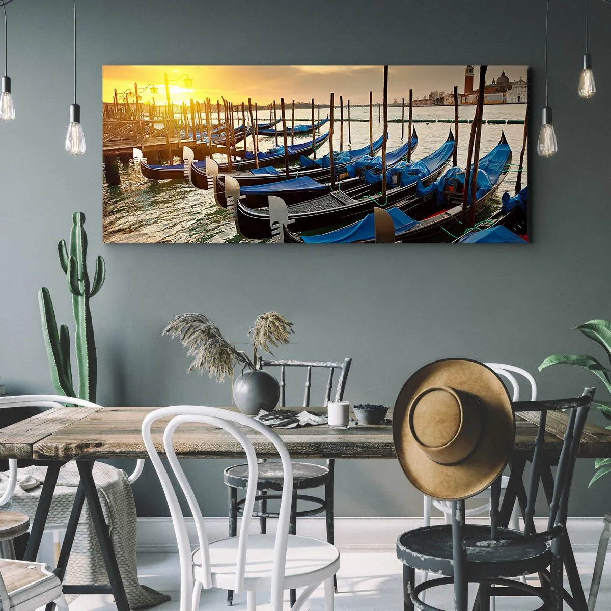 Bild auf Leinwand - Leinwandbild - Gondeln in Venedig am Morgen im Licht der aufgehenden Sonne - 140x50cm - Bevor das Summen kommt - Moderne Wanddekoration für Wohnzimmer und Schlafzimmer ARTTOR