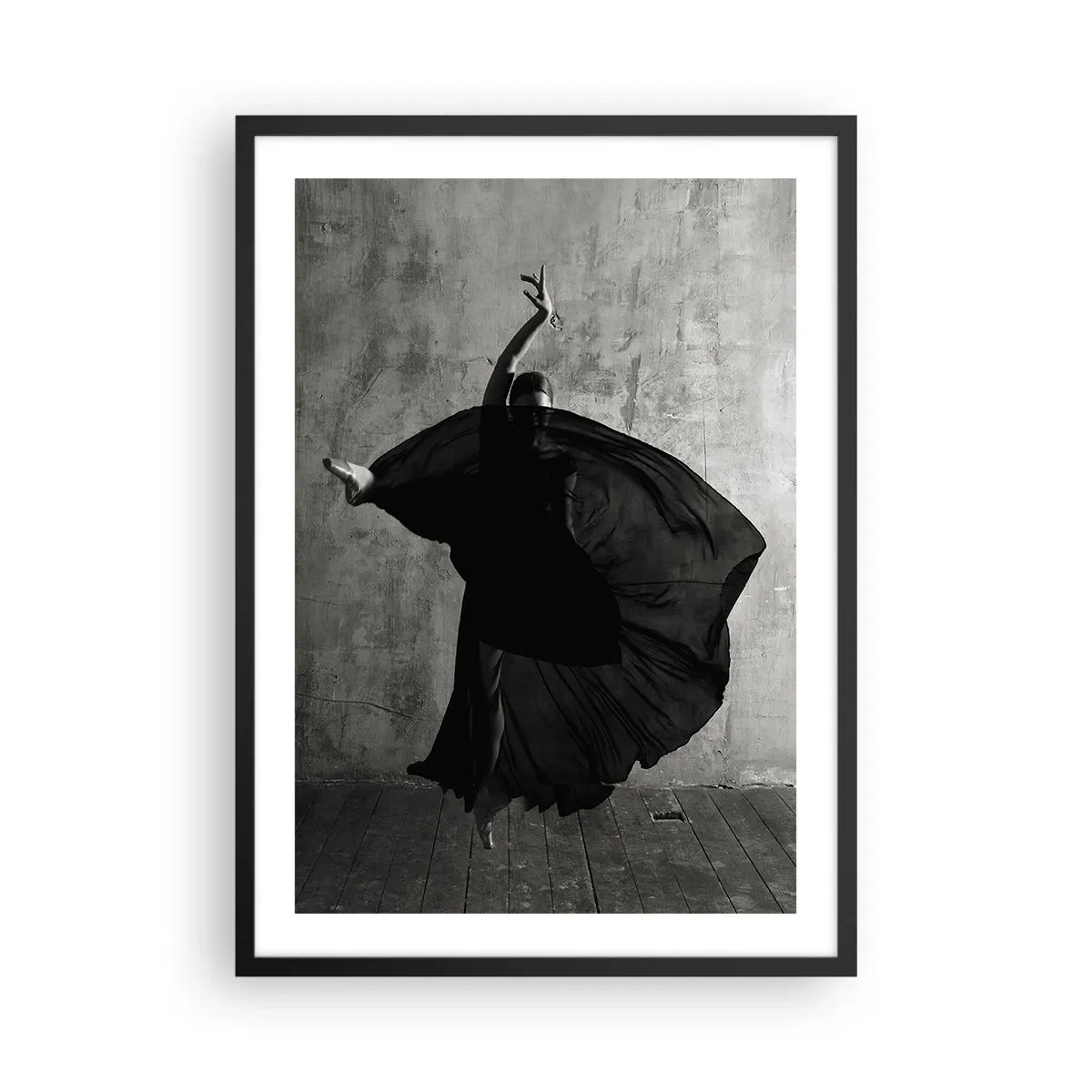 Poster in einem schwarzem Rahmen - Eine Schwarzweißaufnahme einer Tänzerin in dynamischer Bewegung vor einer unbearbeiteten Wand. - 50x70cm - Leidenschaftlicher Gürtel - Moderne Wanddekoration für Wohnzimmer und Schlafzimmer ARTTOR