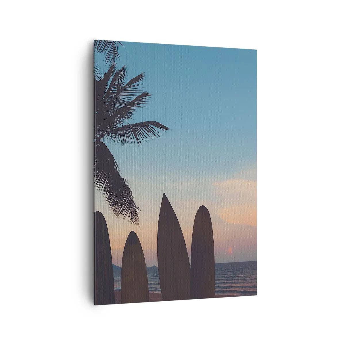 Bild auf Leinwand - Leinwandbild - Surfbretter vor der Kulisse einer Palme und eines Sonnenuntergangs - 70x100cm - Morgen wird es auch lustig - Moderne Wanddekoration für Wohnzimmer und Schlafzimmer ARTTOR