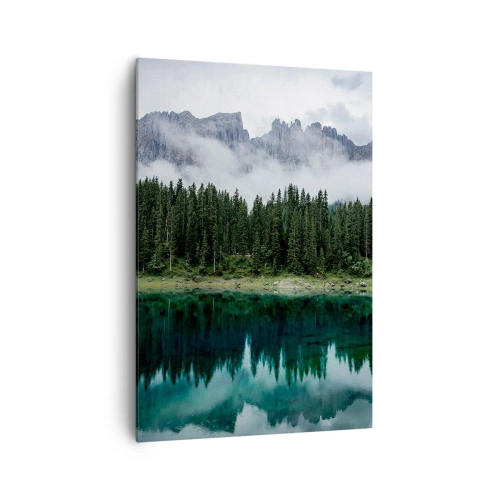 Bild auf Leinwand - Leinwandbild - Eine Berglandschaft mit einem Wald und einem See, in dem sich der Himmel spiegelt - 70x100cm - Leise, leise, lass uns das Trinkwasser nicht wecken ... - Moderne Wanddekoration für Wohnzimmer und Schlafzimmer ARTTOR