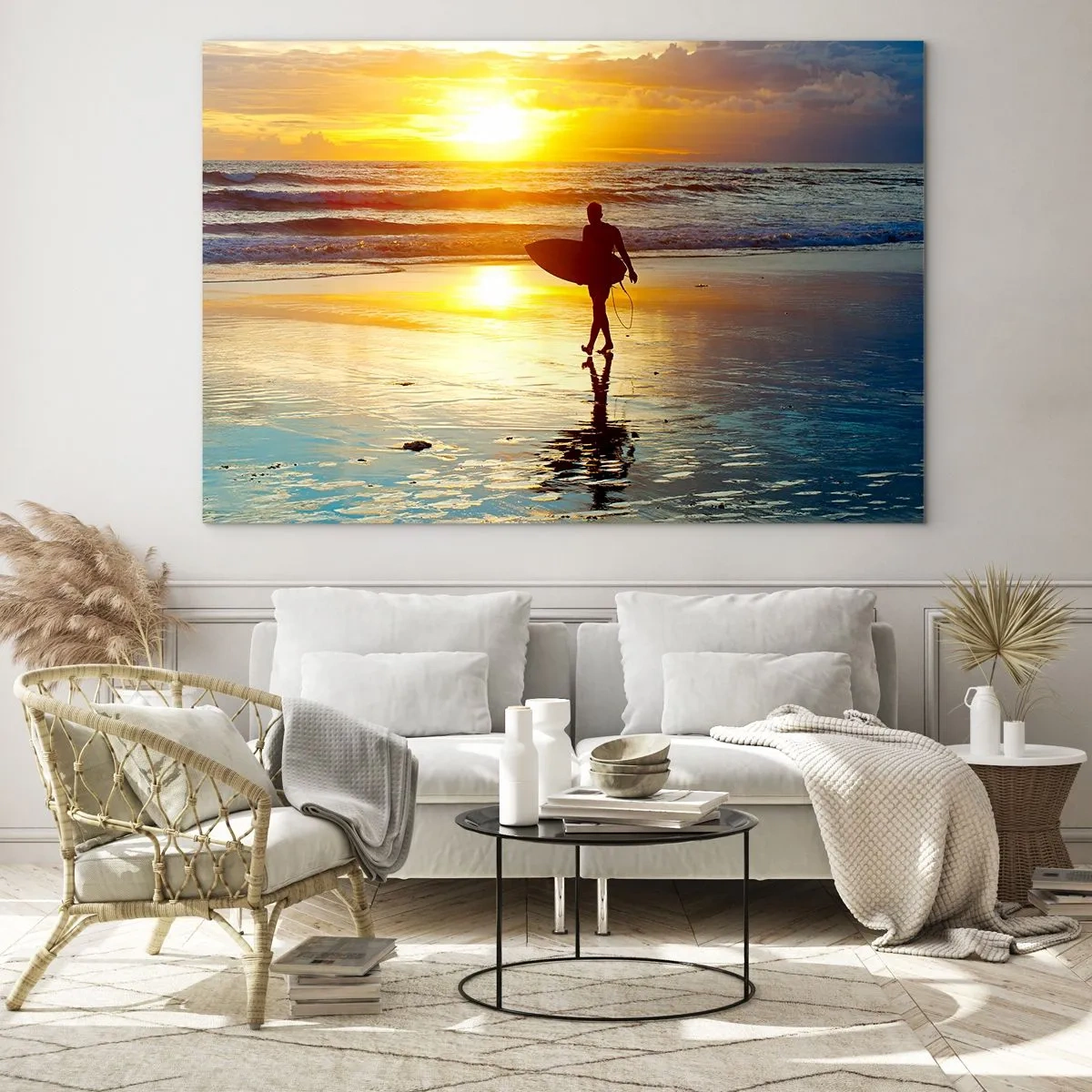 Glasbild - Bild auf glas - Ein Surfer, der bei Sonnenuntergang mit seinem Brett am Strand spazieren geht - 70x50cm - Die Rückkehr des Kriegers - Moderne Wanddekoration für Wohnzimmer und Schlafzimmer ARTTOR
