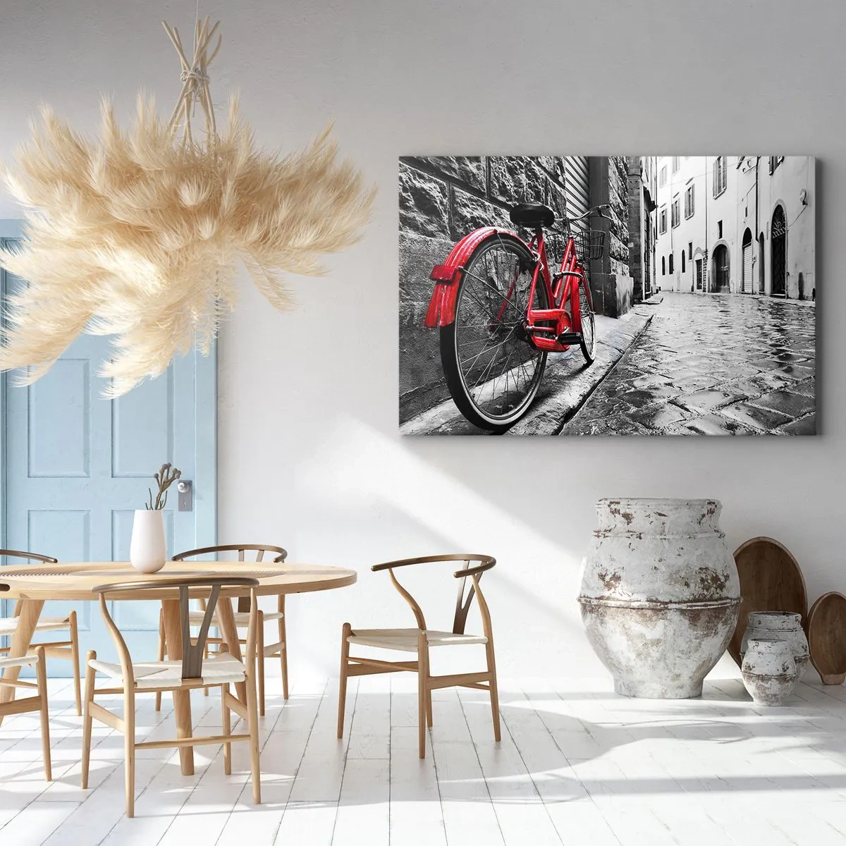 Bild auf Leinwand - Leinwandbild - Rotes Fahrrad in einer schwarz-weißen Straße - 70x50cm - Wahre Schönheit wird nicht alt - Moderne Wanddekoration für Wohnzimmer und Schlafzimmer ARTTOR