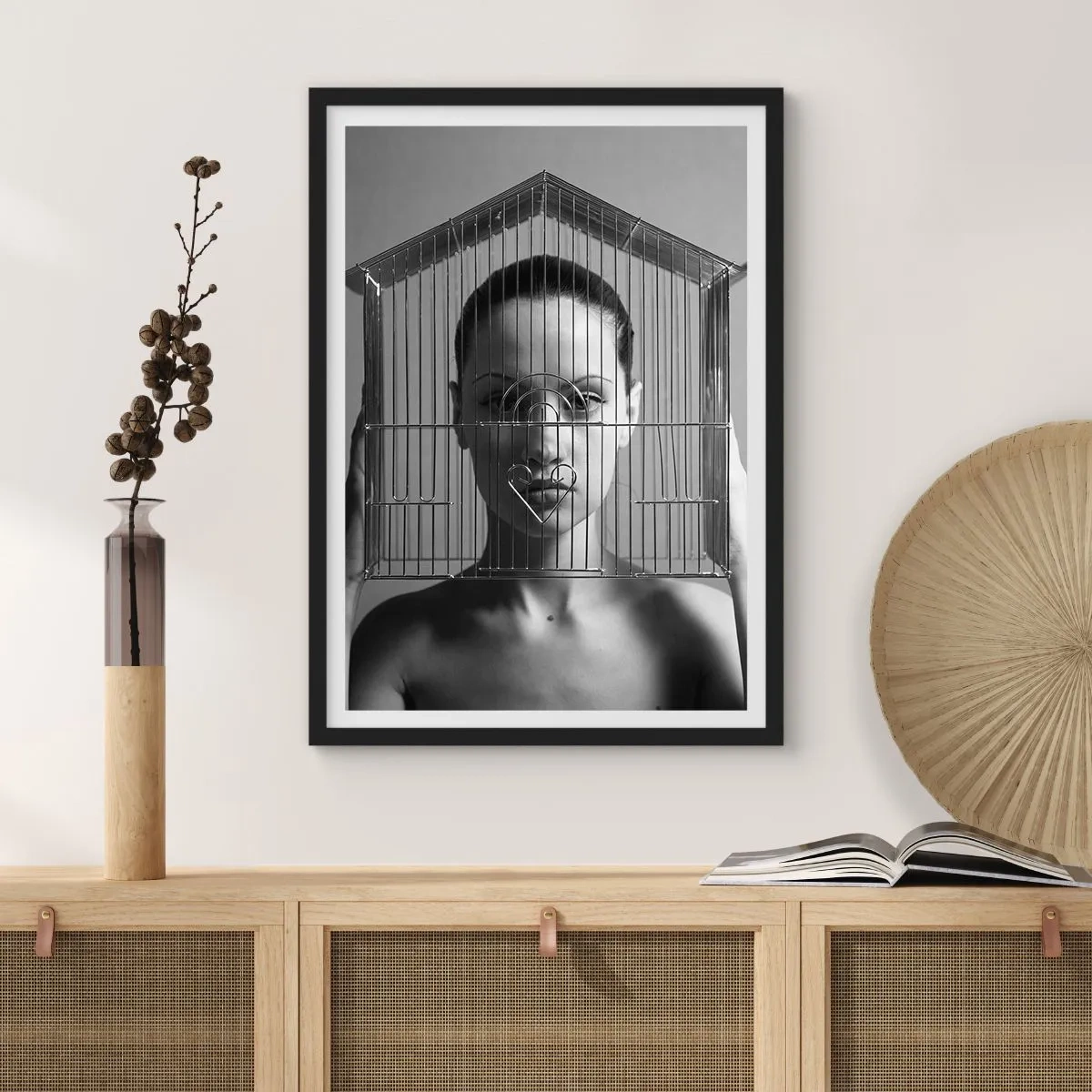 Poster in einem schwarzem Rahmen - Ein leicht surreales Portrait - 61x91 cm