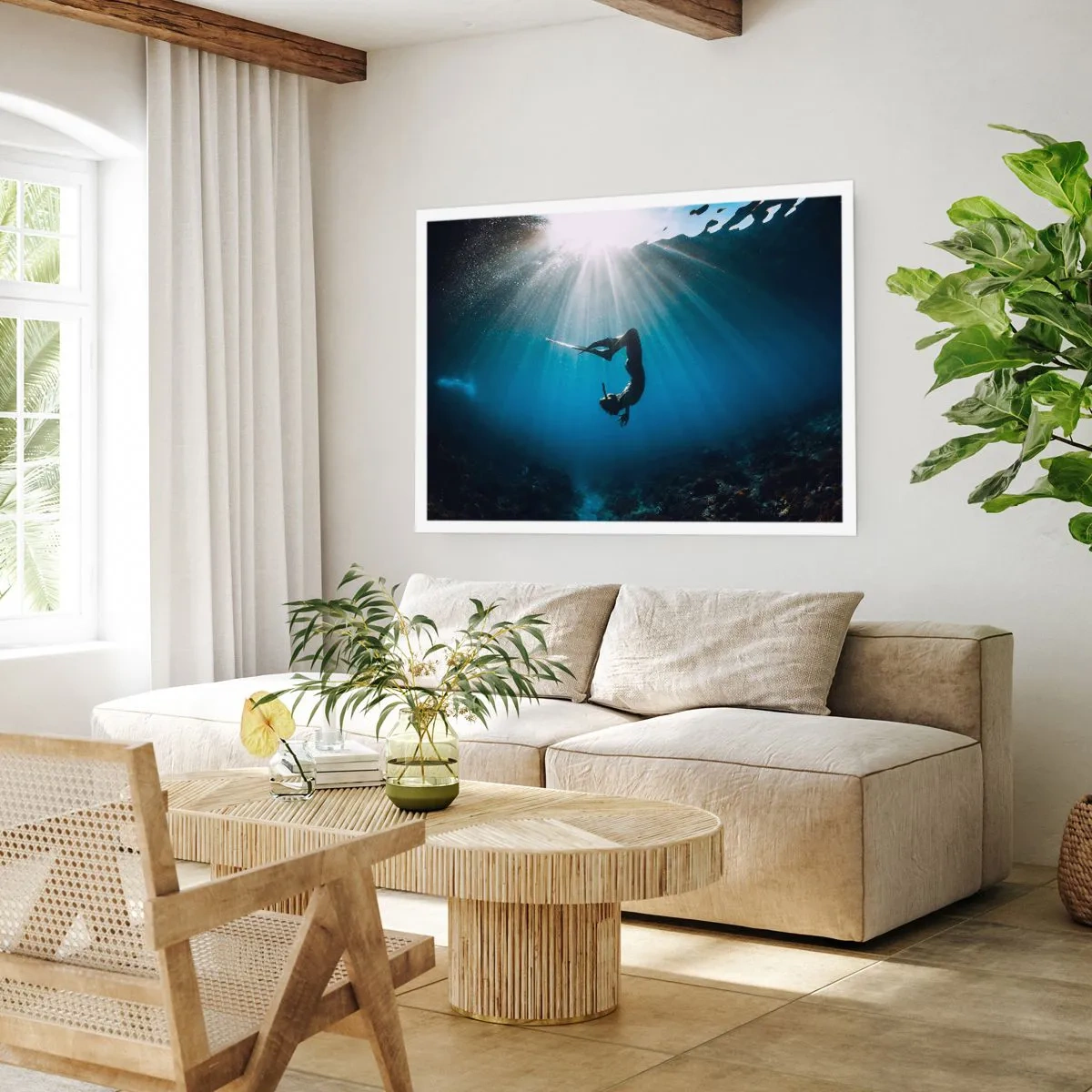 Poster - Ein Taucher, der in einem Lichtstrahl unter Wasser schwimmt - 100x70cm - Tanz unter Wasser - Moderne Wanddekoration für Wohnzimmer und Schlafzimmer ARTTOR