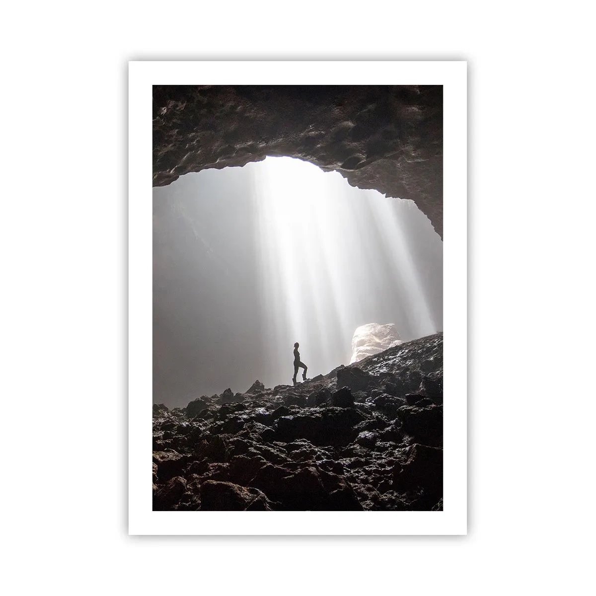 Poster - Eine Figur in einer Höhle, beleuchtet von Lichtstrahlen - 50x70cm - Die leuchtende Grotte - Moderne Wanddekoration für Wohnzimmer und Schlafzimmer ARTTOR