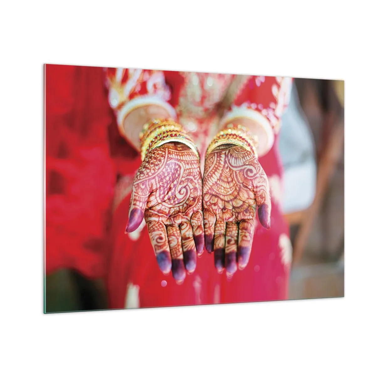 Glasbild - Bild auf glas - Henna-Hände in traditioneller Kleidung vor rotem Hintergrund - 100x70cm - Bereit, das Glück zu fangen? - Moderne Wanddekoration für Wohnzimmer und Schlafzimmer ARTTOR