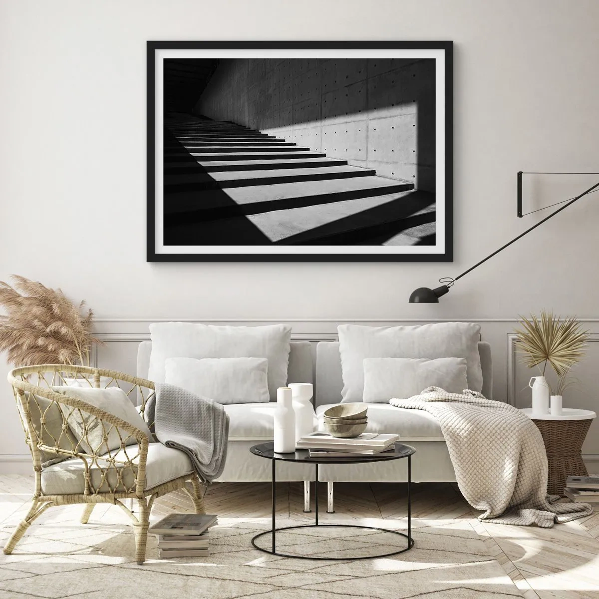 Poster in einem schwarzem Rahmen - Treppe im minimalistischen Stil in Schwarz und Weiß - 100x70cm - Rohe Schönheit des Modernismus - Moderne Wanddekoration für Wohnzimmer und Schlafzimmer ARTTOR