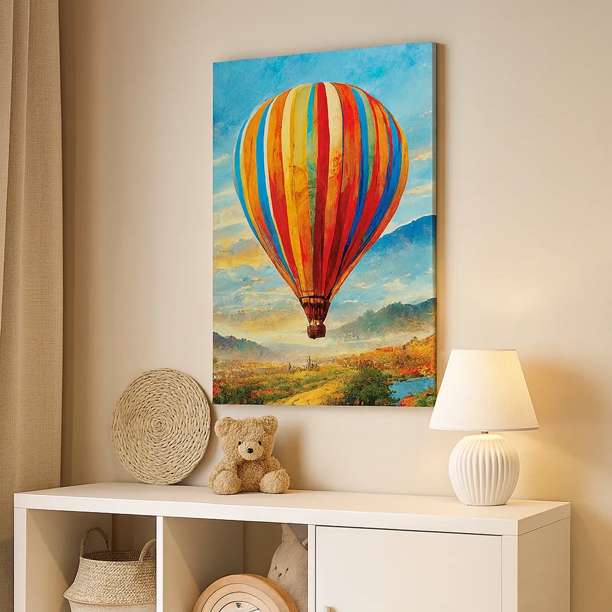 Bild auf Leinwand - Leinwandbild - Ein bunter Ballon über einer malerischen Landschaft - 50x70cm - In der Stille sieht man mehr - Moderne Wanddekoration für Wohnzimmer und Schlafzimmer ARTTOR