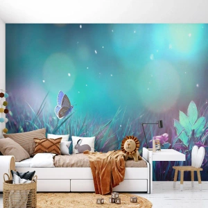 Fototapete Premium Sand - Eine zauberhafte Wiese mit einem Schmetterling in Blautönen - 100x70cm - Das geheime Leben der Wiese - Moderne Wanddekoration für Wohnzimmer und Schlafzimmer ARTTOR