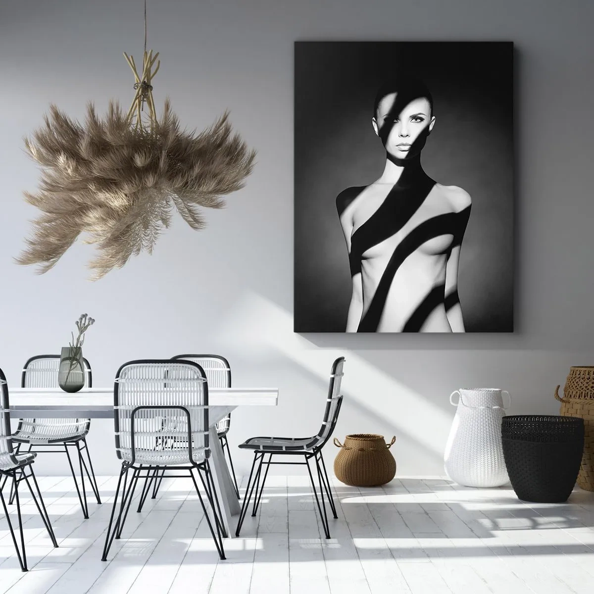 Bild auf Leinwand - Leinwandbild - Schwarz-Weiß-Porträt einer Frau in Licht und Schatten - 80x120cm - In Glanz und Schatten - Moderne Wanddekoration für Wohnzimmer und Schlafzimmer ARTTOR