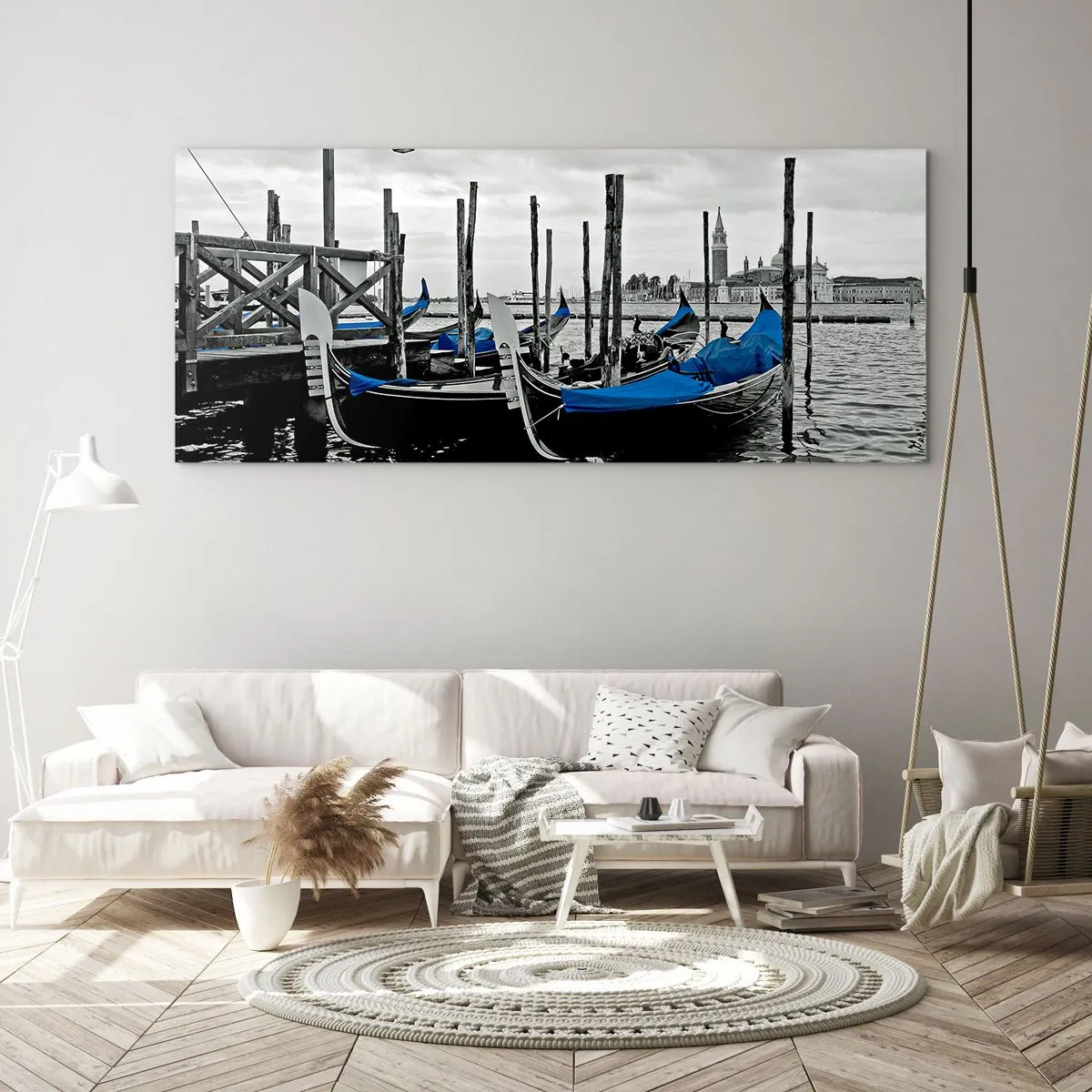 Glasbild - Bild auf glas - Gondeln in Venedig mit blauen Abdeckungen - 140x50cm - Nachdenkliches Venedig - Moderne Wanddekoration für Wohnzimmer und Schlafzimmer ARTTOR