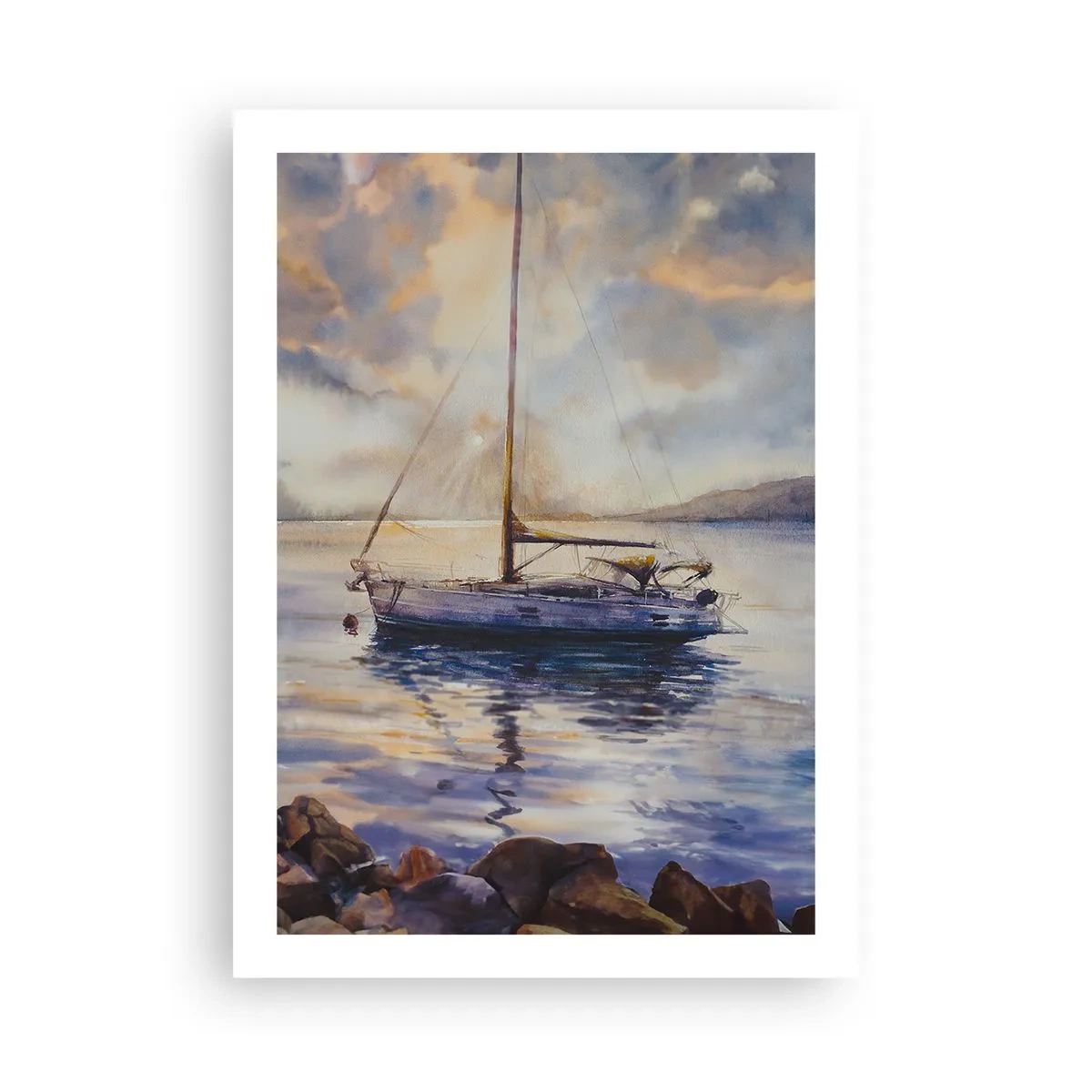 Poster - Ein Segelboot auf ruhigem Wasser im Abendlicht - 50x70cm - Abend in der Bucht - Moderne Wanddekoration für Wohnzimmer und Schlafzimmer ARTTOR