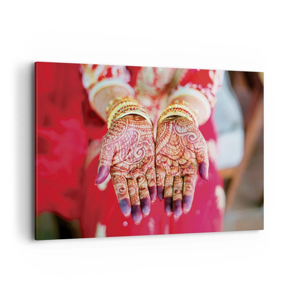 Bild auf Leinwand - Leinwandbild - Mit Henna verzierte Hände vor dem Hintergrund eines roten Kleides - 120x80cm - Bereit, das Glück zu fangen? - Moderne Wanddekoration für Wohnzimmer und Schlafzimmer ARTTOR