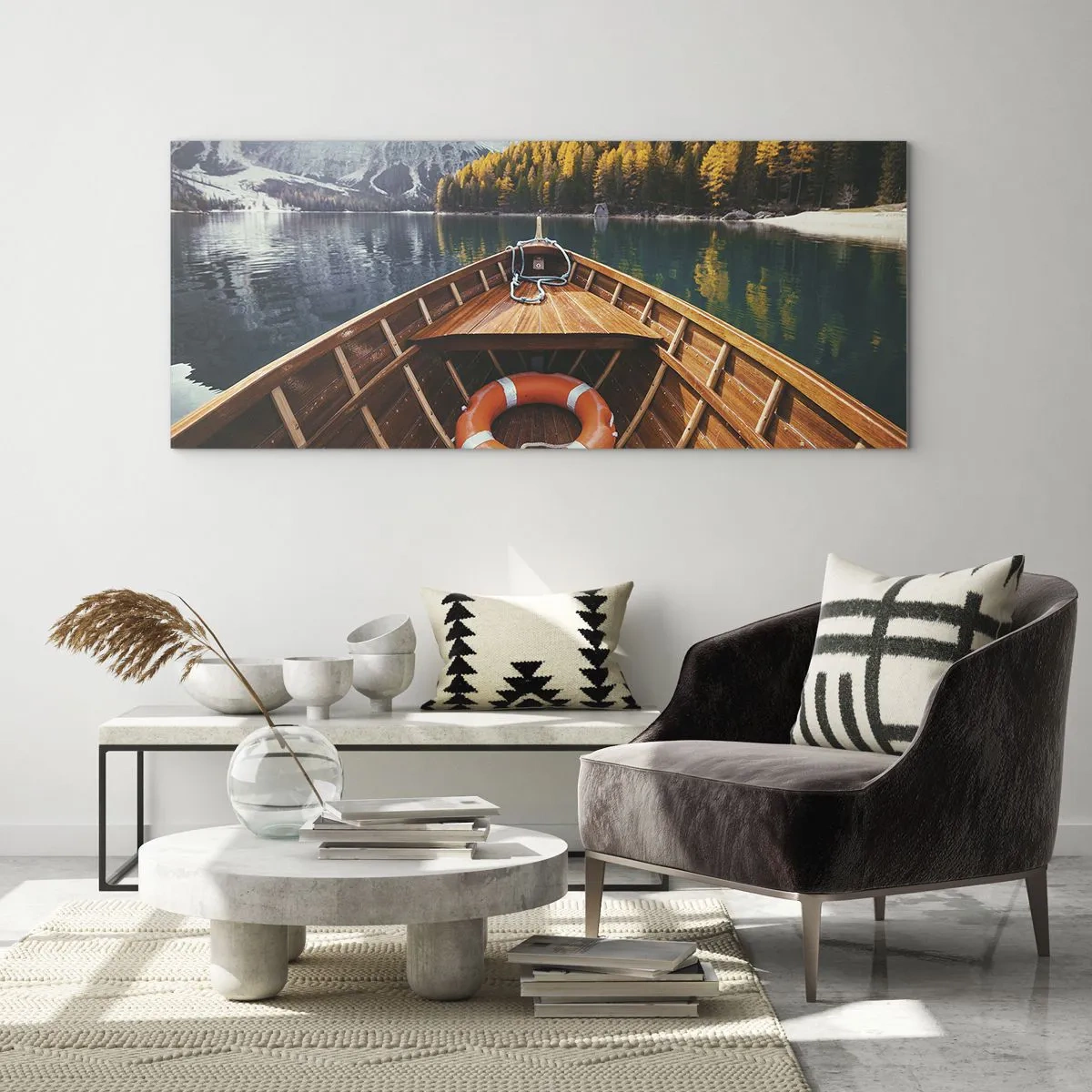 Glasbild - Bild auf glas - Ein Holzboot auf einem von Wald umgebenen Bergsee - 120x50cm - Bergreise - Moderne Wanddekoration für Wohnzimmer und Schlafzimmer ARTTOR