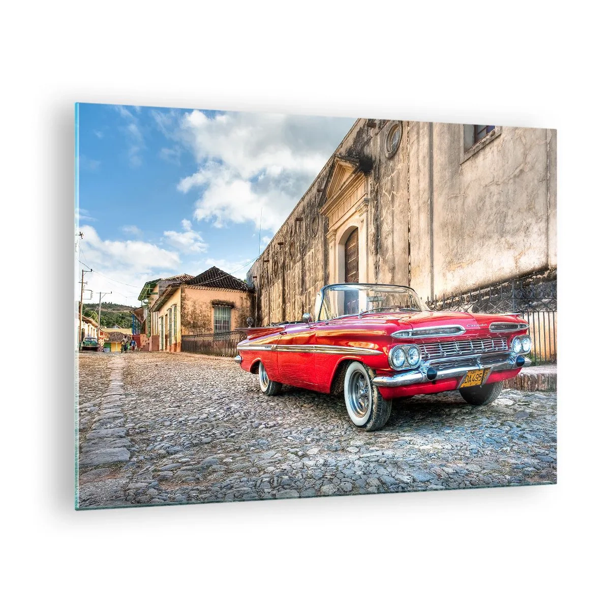 Glasbild - Bild auf glas - Ein klassisches rotes Cabrio auf einer Kopfsteinpflasterstraße in einer Retro-Umgebung - 70x50cm - Kubanische Emotionen - Moderne Wanddekoration für Wohnzimmer und Schlafzimmer ARTTOR