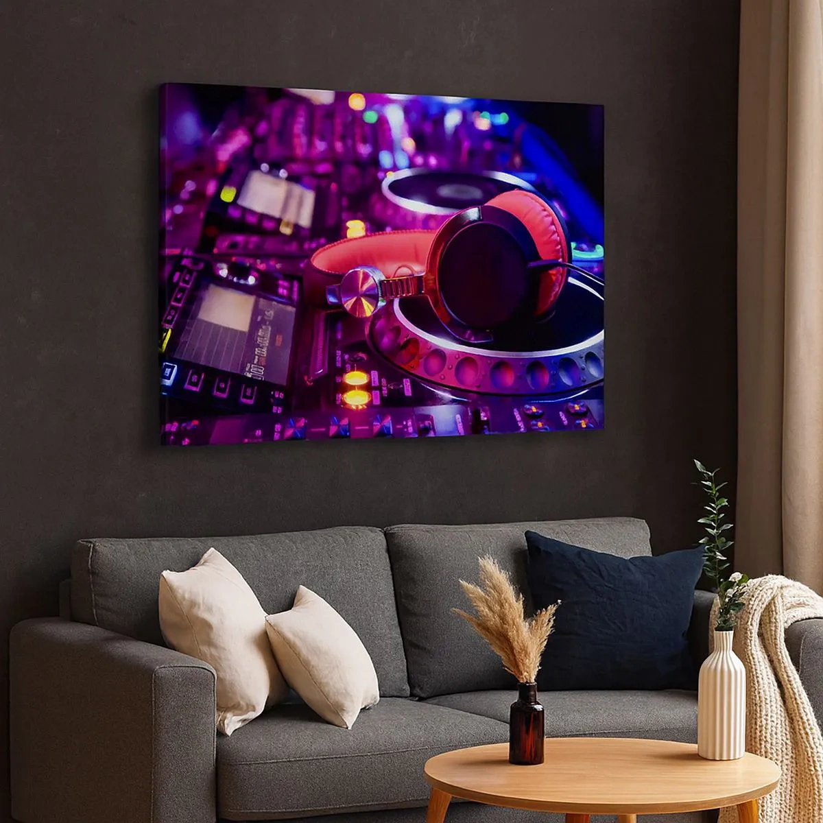 Bild auf Leinwand - Leinwandbild - DJ-Kopfhörer auf einer Konsole mit Neonbeleuchtung - 70x50cm - Bevor der Spaß beginnt - Moderne Wanddekoration für Wohnzimmer und Schlafzimmer ARTTOR